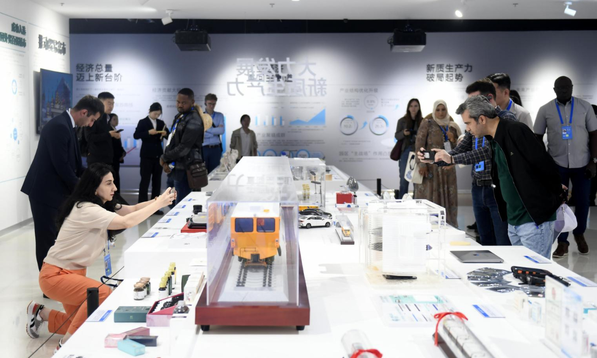 Foreign media representatives explore the Kunming Urban Planning Exhibition Hall in Kunming, Yunnan Province, on Thursday, September 18, 2025. (Photo: Kunming Daily/Zhao Wei)