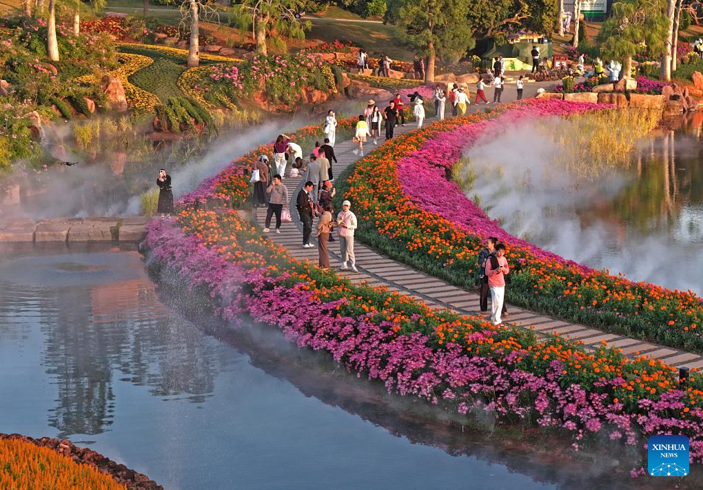 Tourists enjoy flowers at Qingxiu Mountain scenic area in S China's Nanning